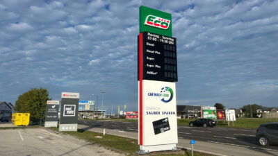 Ecodrom Wels Tankstelle Pylon mit Preisanzeige