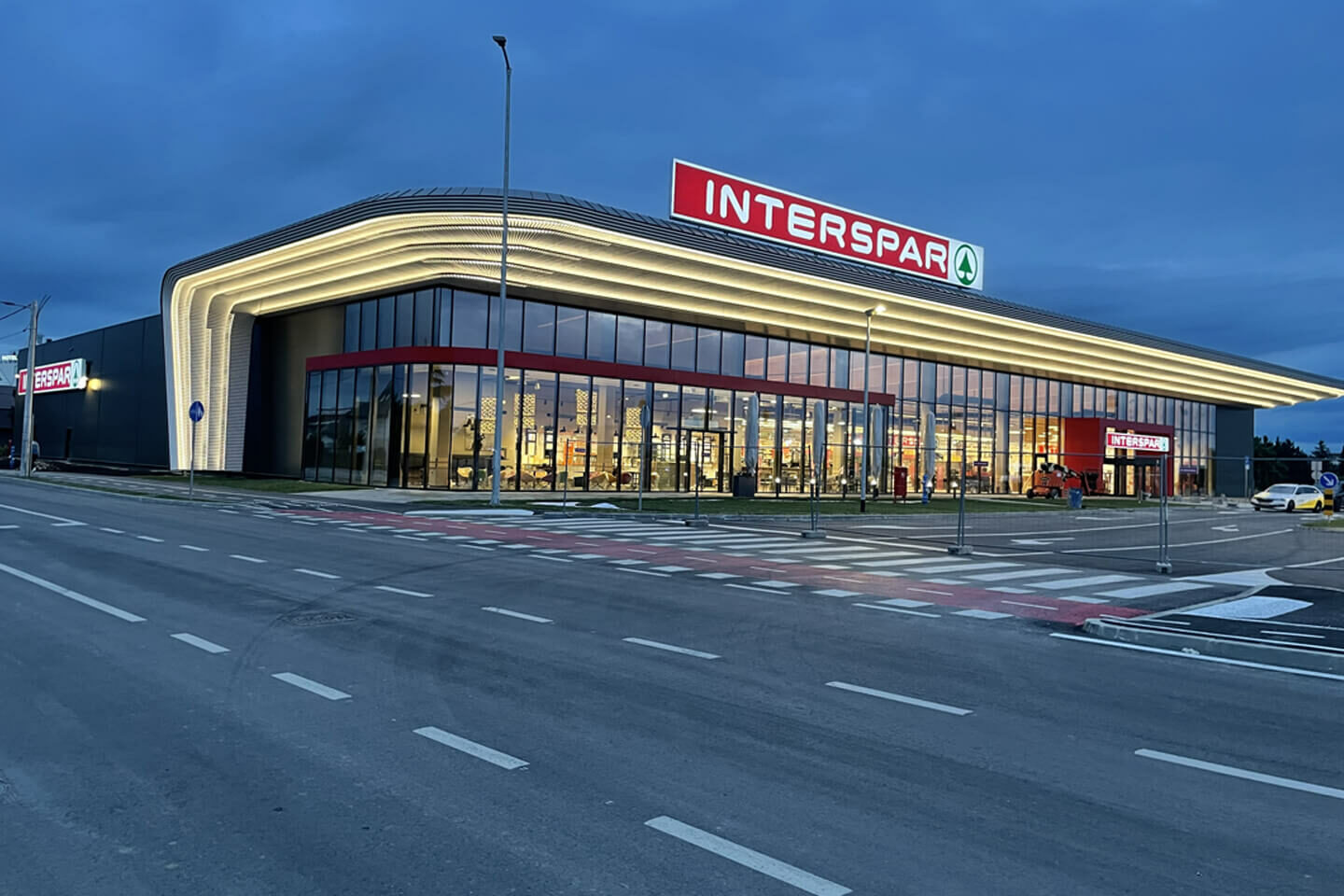 Indoor- und Outdoorschilder von HUBER Signage rücken die Botschaft von Interspar ins richtige Licht