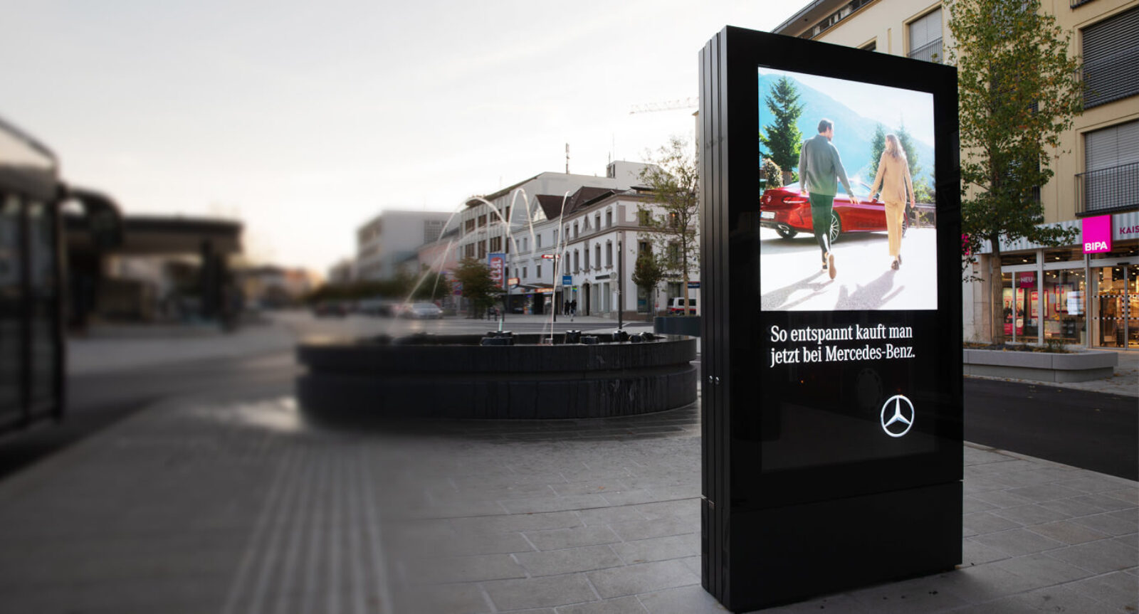 Citylight MultiPromo mit integriertem Monitor für am Busterminal in Wels