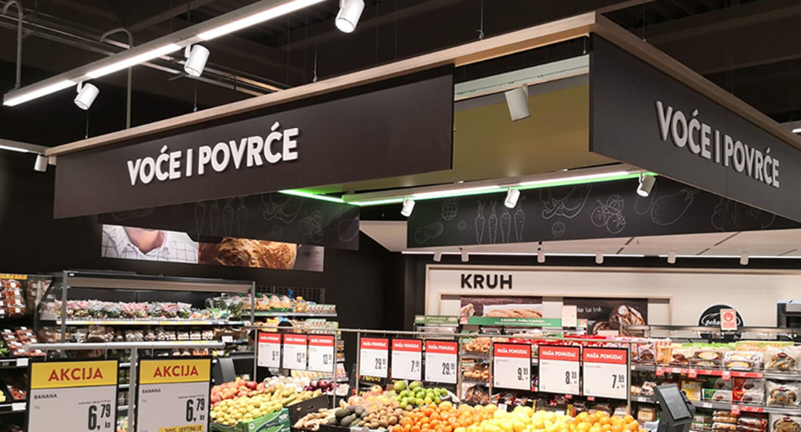 von der Decke abgehängte Konstruktion als POS Werbung in einem Lebensmittelgeschäft