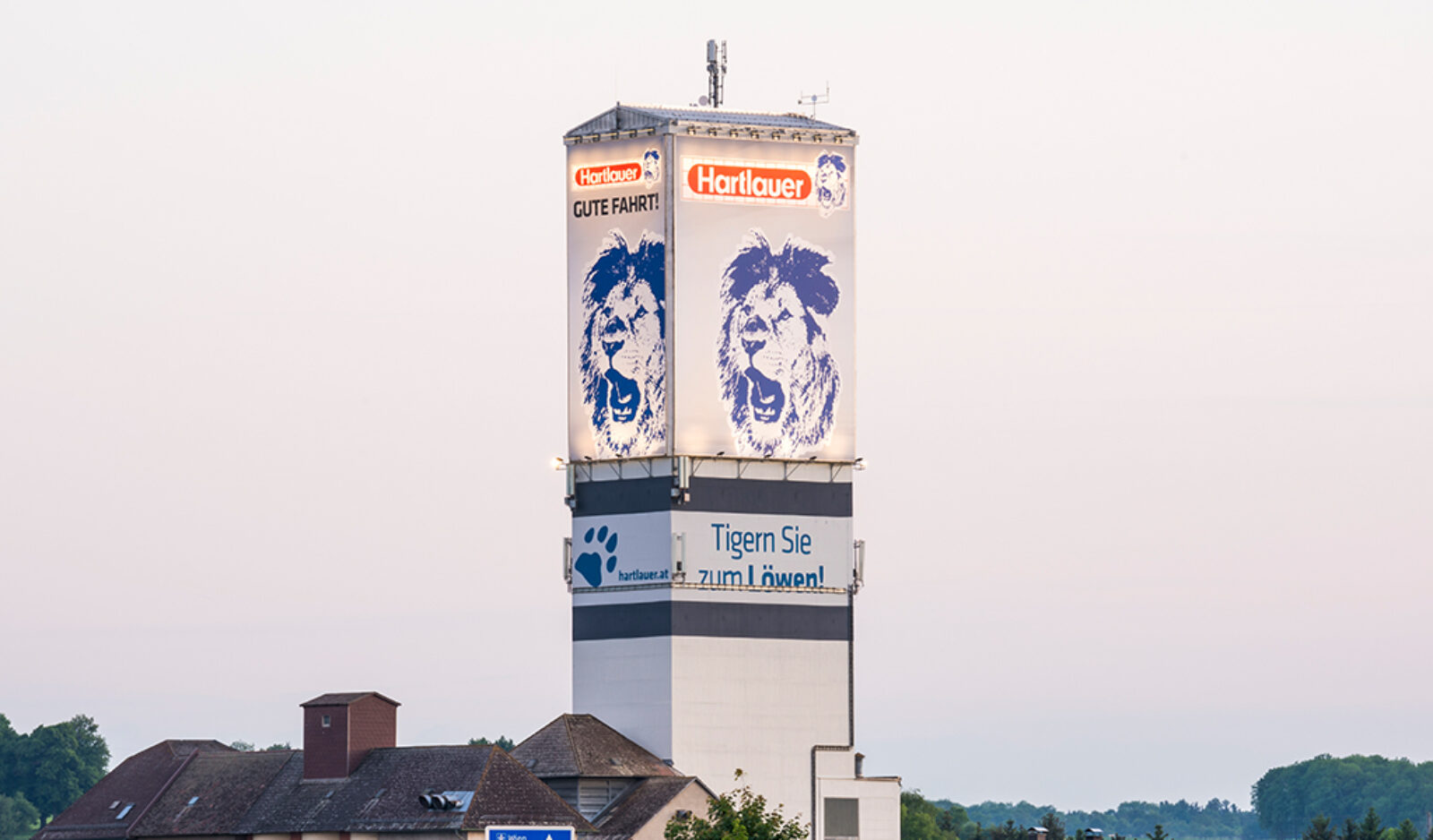 Bespannung mit Transparenten eines Mühlenturms von HUBER Signage