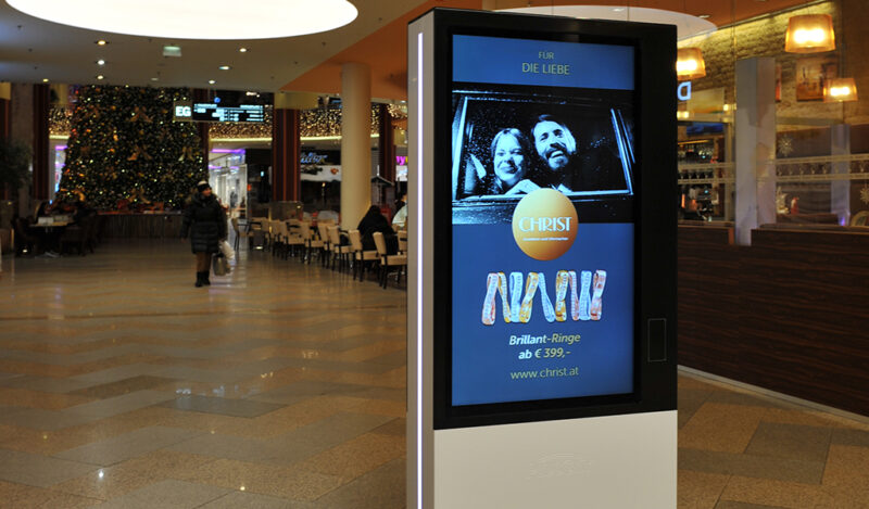 Digital Signage als Infostele mit Display in der Plus City