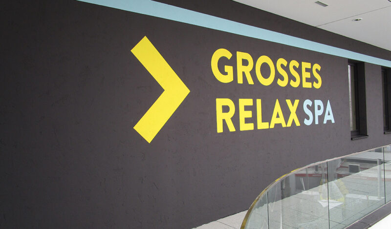 Texte aus Folie geschnitten an einer Wand eines Fitnesstudios