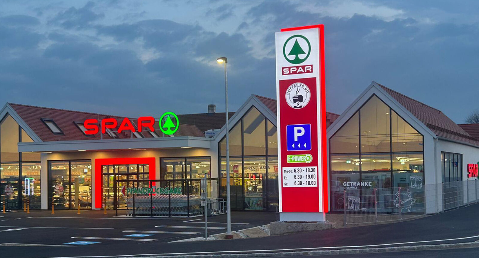 leuchtender Pylon und leuchtende Buchstaben bei einer SPAR Filiale von HUBER Signage