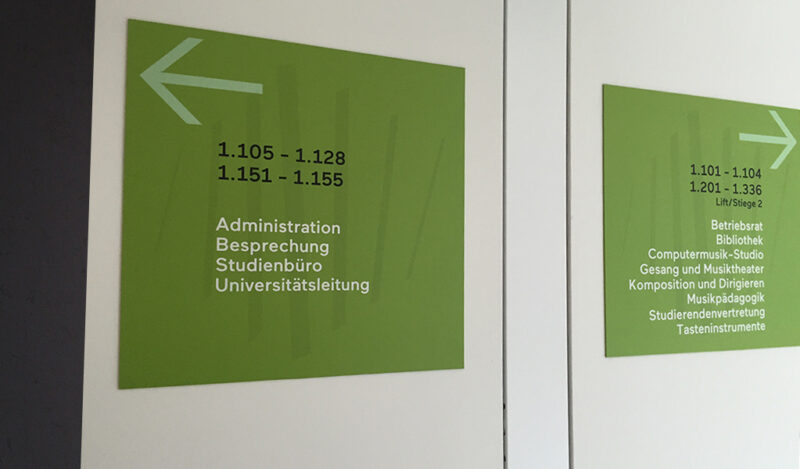 Wandschilder als Teil des Leitsystems an der Anton Bruckner Universität