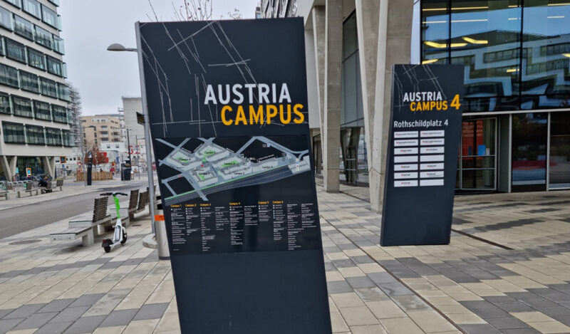 Pylone als Teil des Leitsystems zur Orientierungshilfe beim Austria Campus Wien