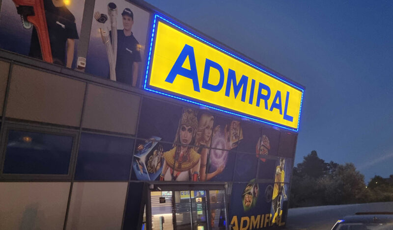 Leuchtschild Admiral Leuchtschild bei Nacht mit LED-Ausleuchtung von HUBER Sigange
