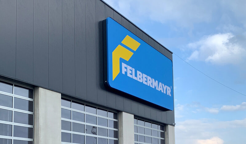 Leuchtschild Felbermayr Leuchtschild an der Fassade von Felbermayr