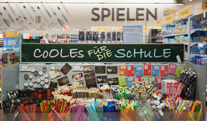POS Interspar Schulsachen POS Point of Sale bei einem Regal für Schulsachen mit einem Schild über dem Regal