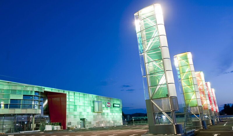 Leuchtende Pylone am Parkdeck der Varena in Vöcklabruck